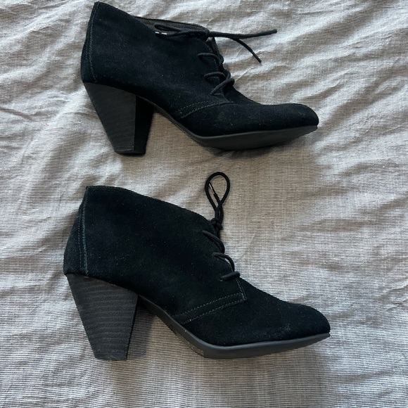 3/$10 🏷️ Faux suede lace up booties - Picture 8 of 9